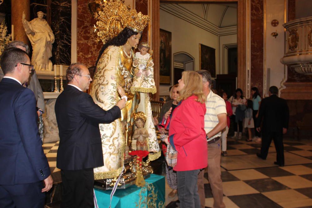 Besamanos de la Virgen de los Desamparados hasta la madrugada