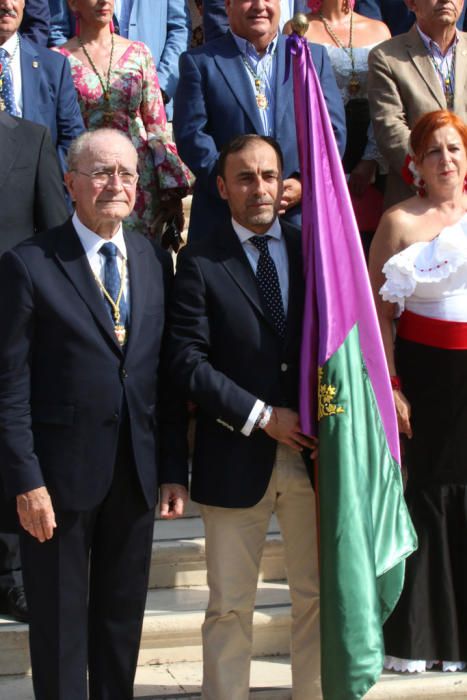 Con la entrega de la bandera de la ciudad a Andrés Olivares ha comenzado la romería hasta la Basílica de la Victoria este sábado por la mañana