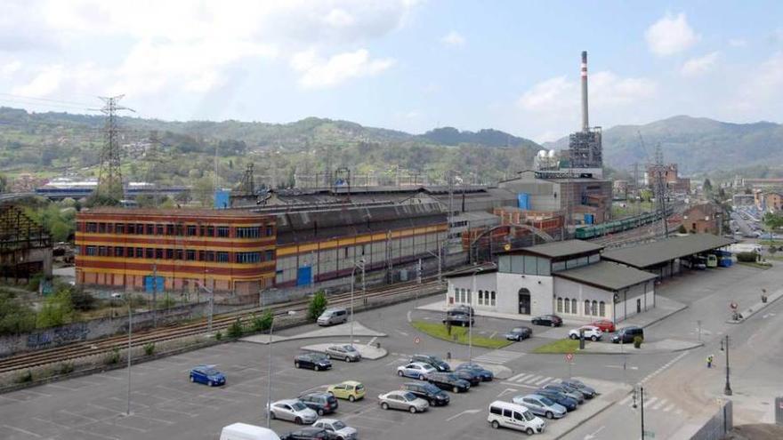 Las instalaciones de Felguera Melt, con la térmica de Lada al fondo.