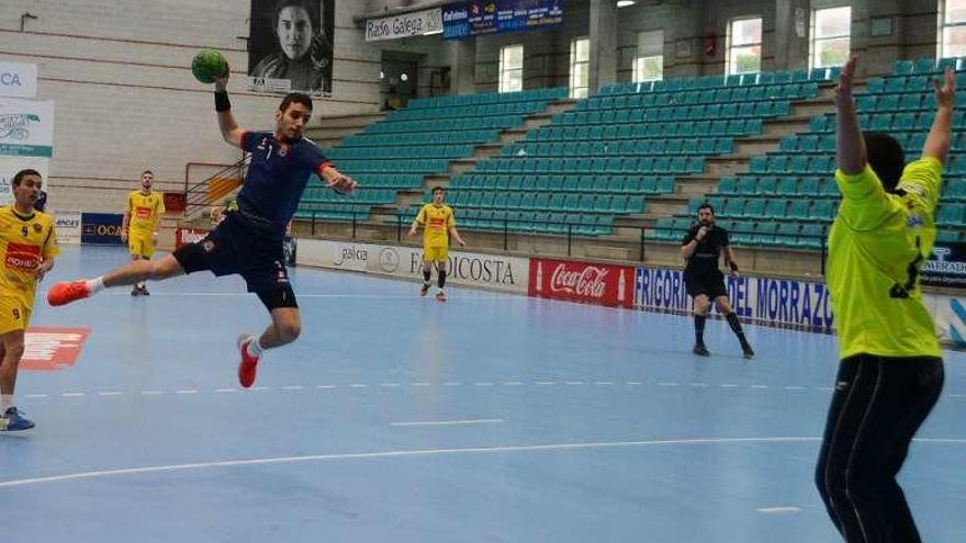 Erik Dasilva se dispone a lanzar en el partido de ayer en Cangas.//GN