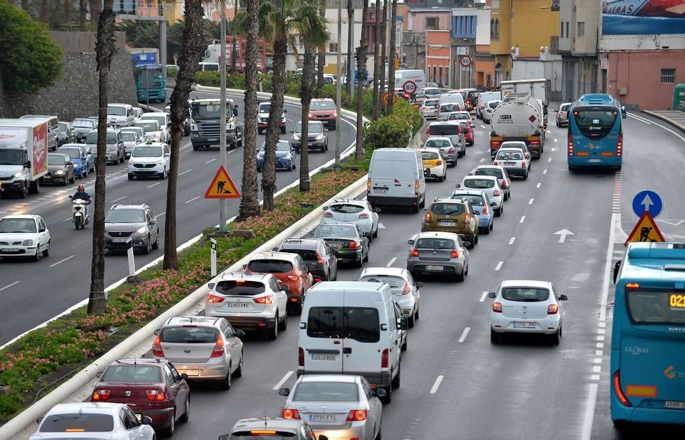 Colas de entrada a la ciudad por el socavón de la Avenida Marítima