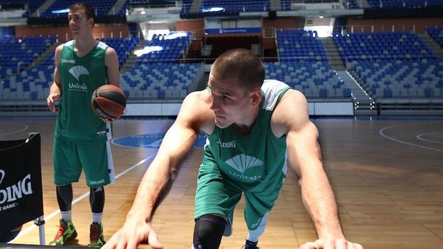 Caner-Medley realiza estiramientos antes de comenzar la sesión de trabajo vespertina de ayer.