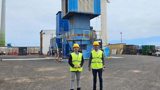 El consejero Hernández Zapata, durante su visita a la central eléctrica de El Charco.