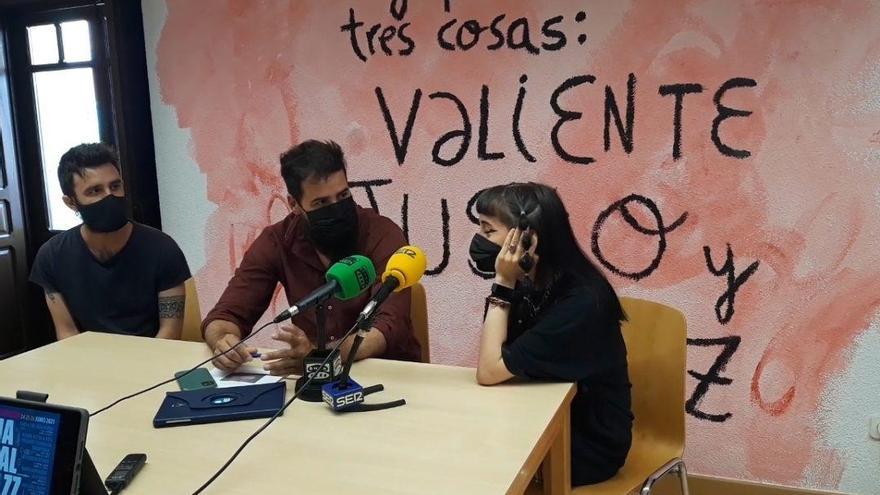 El concejal de Cultura, en el centro, junto a Julia Lucas y el guitarrista, Diego Gea Rivera.