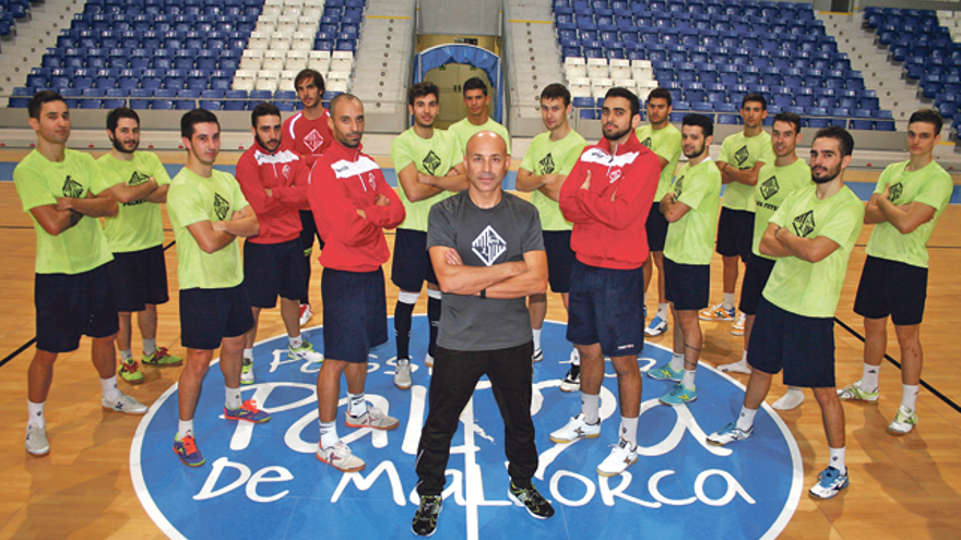 El técnico y los jugadores del Palma posan en son Moix en su último entrenamiento.