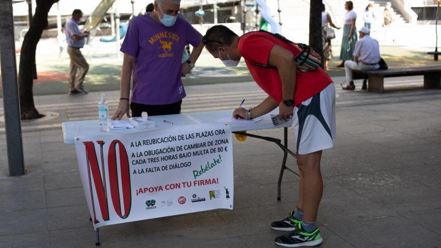 Mesa de recogida de firmas en la plaza de Castilla y León.