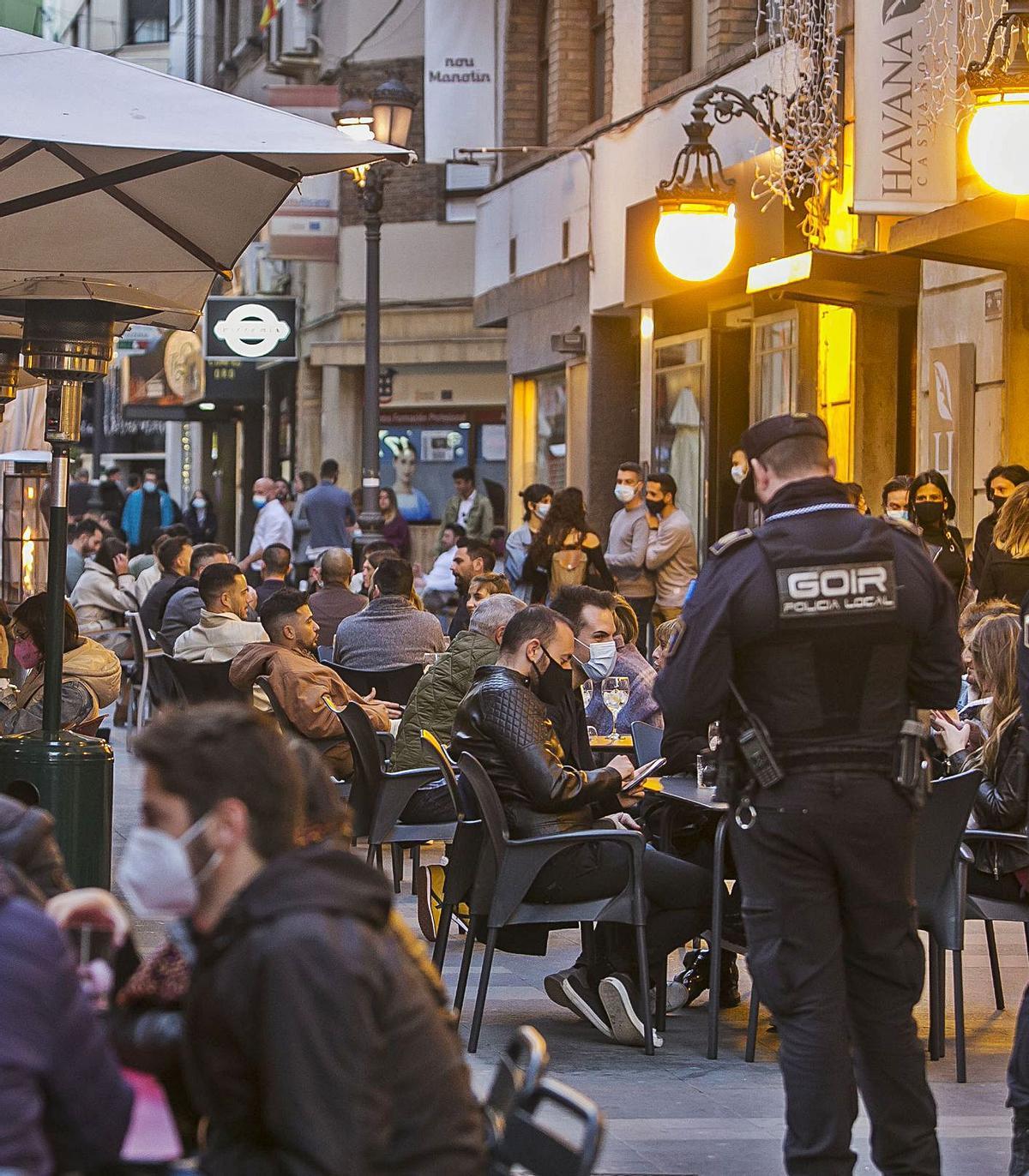 Un policía local controla aforos en la calle Castaños esta Navidad.