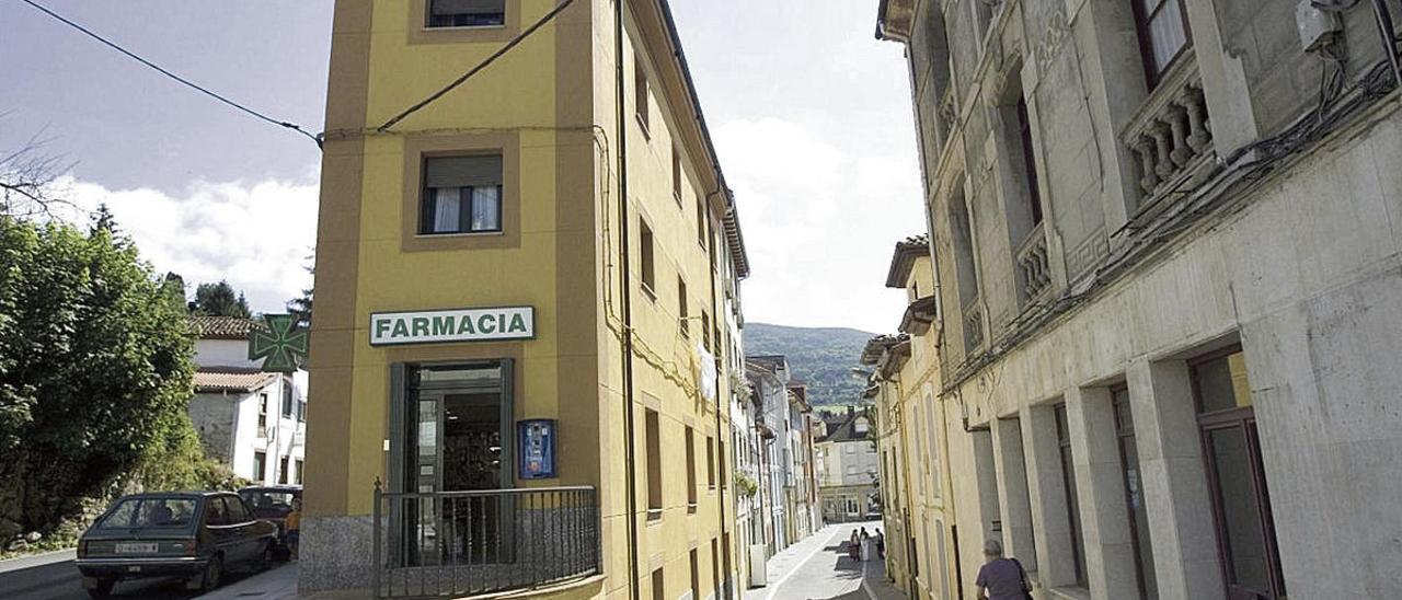 Esquina de la calle Mayor y la avenida de América en Pola de Allande.