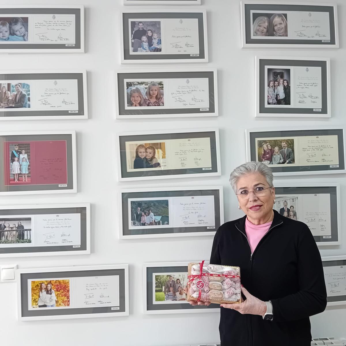 María Teresa Escoda, con polvorones, ante varias felicitaciones de Navidad que le hace llegar la Casa Real