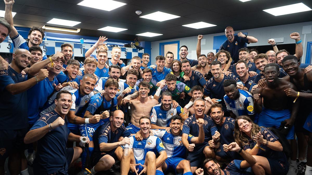 Los futbolistas del Sabadell celebran el triunfo en la Nova Creu Alta.