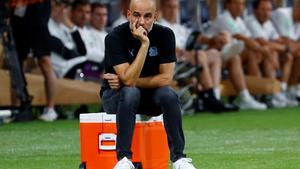 Guardiola observa el amistoso Manchester City-Bayern de Múnich disputado en Tokio.