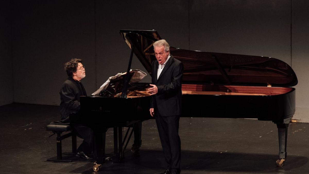 El tenor Cristoph Prégardien, acompañado al piano por Michael Gees, en el Teatro Principal de Alicante.