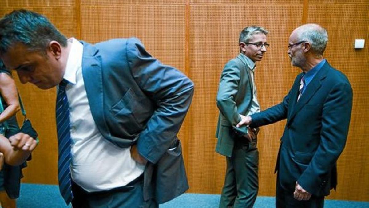 Jordi Martí, en el centro junto al 'exconseller' Antoni Castells, y Carles Martí a la izquierda, tras la conferencia del primero en la sede de RBA. ayer.