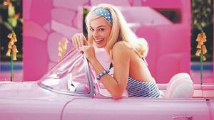 La actriz australiana Margot Robbie, caracterizada como Barbie.