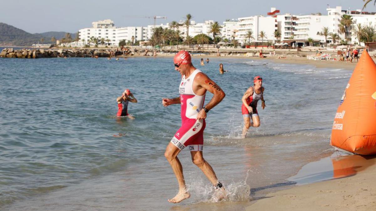 Los triatletas Alberto Parrilla y Susana Sevillano se coronan en el ‘Aquatló Ciutat d’Ibiza’ | FOTOS: VICENT MARÍ