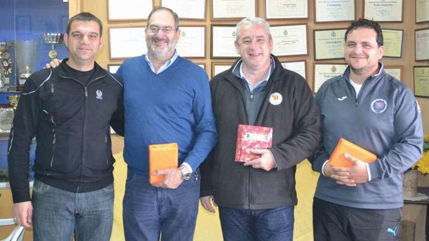 Los ganadores posan con el patrocinador de la tirada.