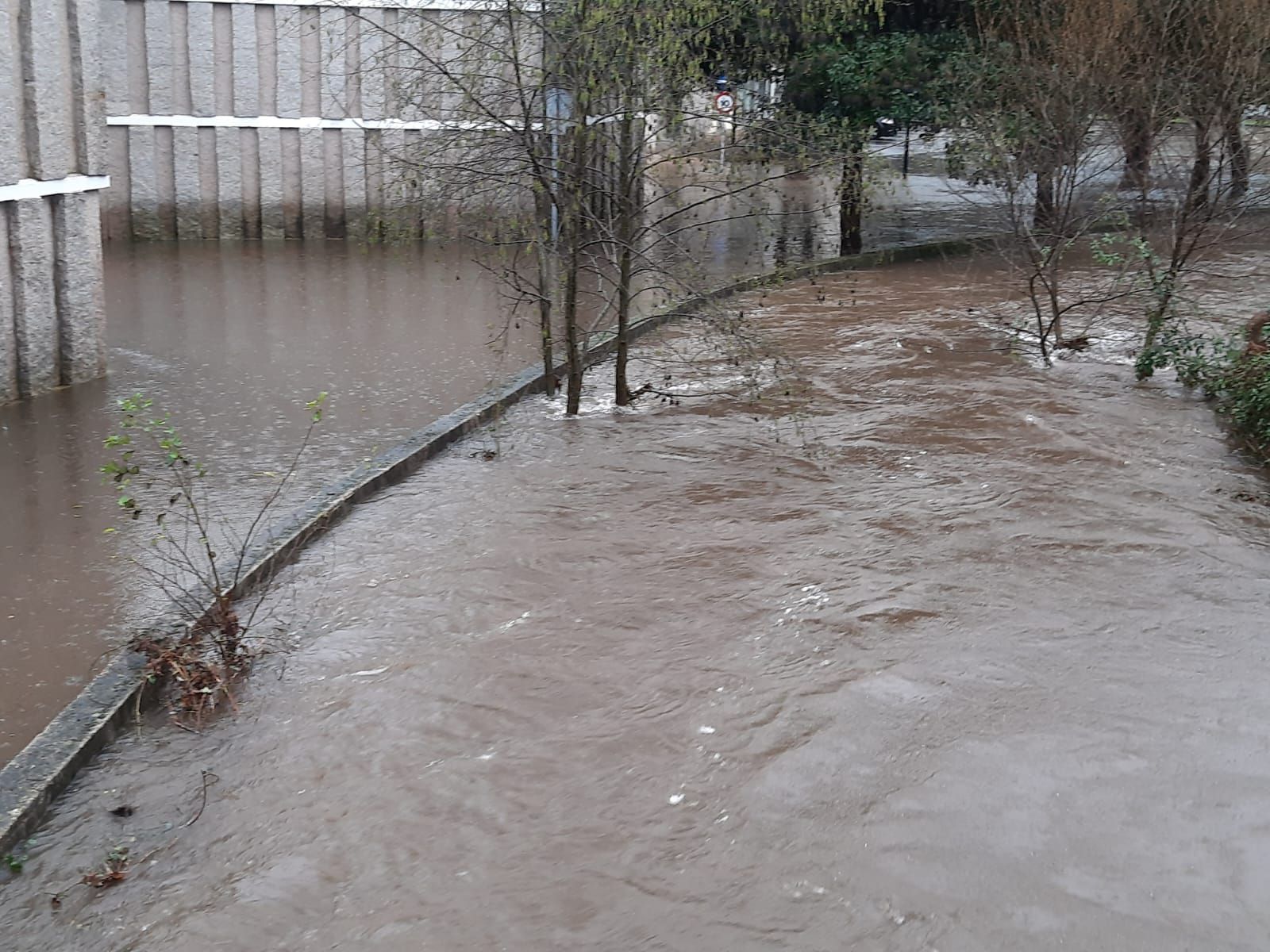 Así estrena el año Gondomar: inundaciones, caída de muros y calles cortadas