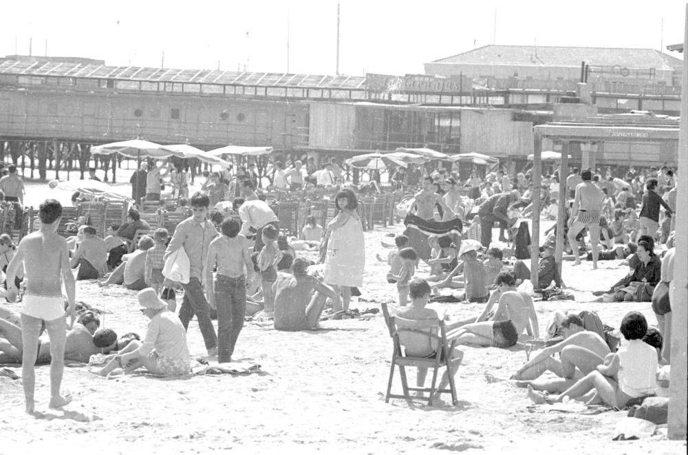 Ambiente en la playa del Postiguet en la Semana Santa de 1967
