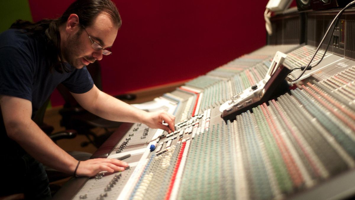 Caco Refojo, en su estudio