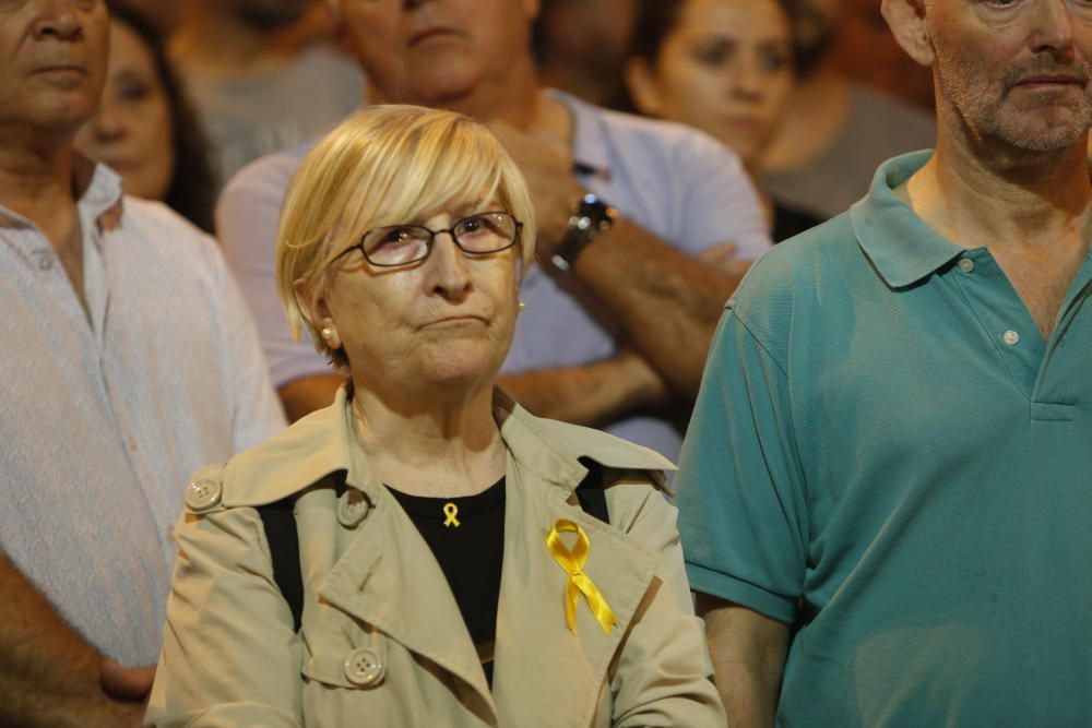 Acció Cultural del País Valencià y otras entidades protestan frente a la estación de Renfe