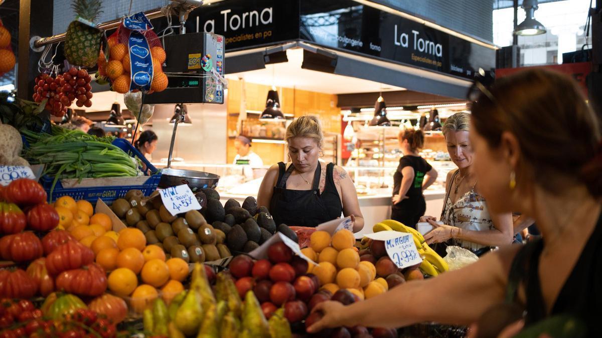 Una persona comprando fruta en el mercado de la Boquería, en Barcelona.