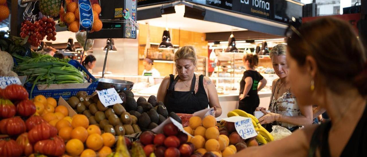 Una persona comprando fruta en el mercado de la Boquería, en Barcelona.