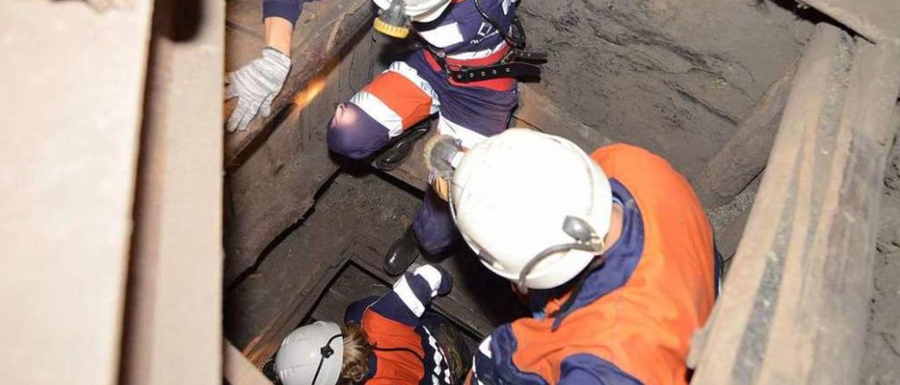 Visitantes en la zona de &quot;La Jota&quot;, una chimenea que comunica las plantas octava y novena del Sotón.