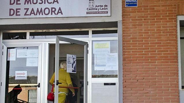 Una mujer accede al interior del Conservatorio de Música de Zamora.