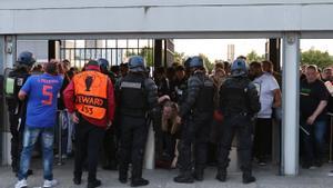 Aficionados ingleses del Liverpool, bloqueados en los tornos por la policía antes de la final de París.