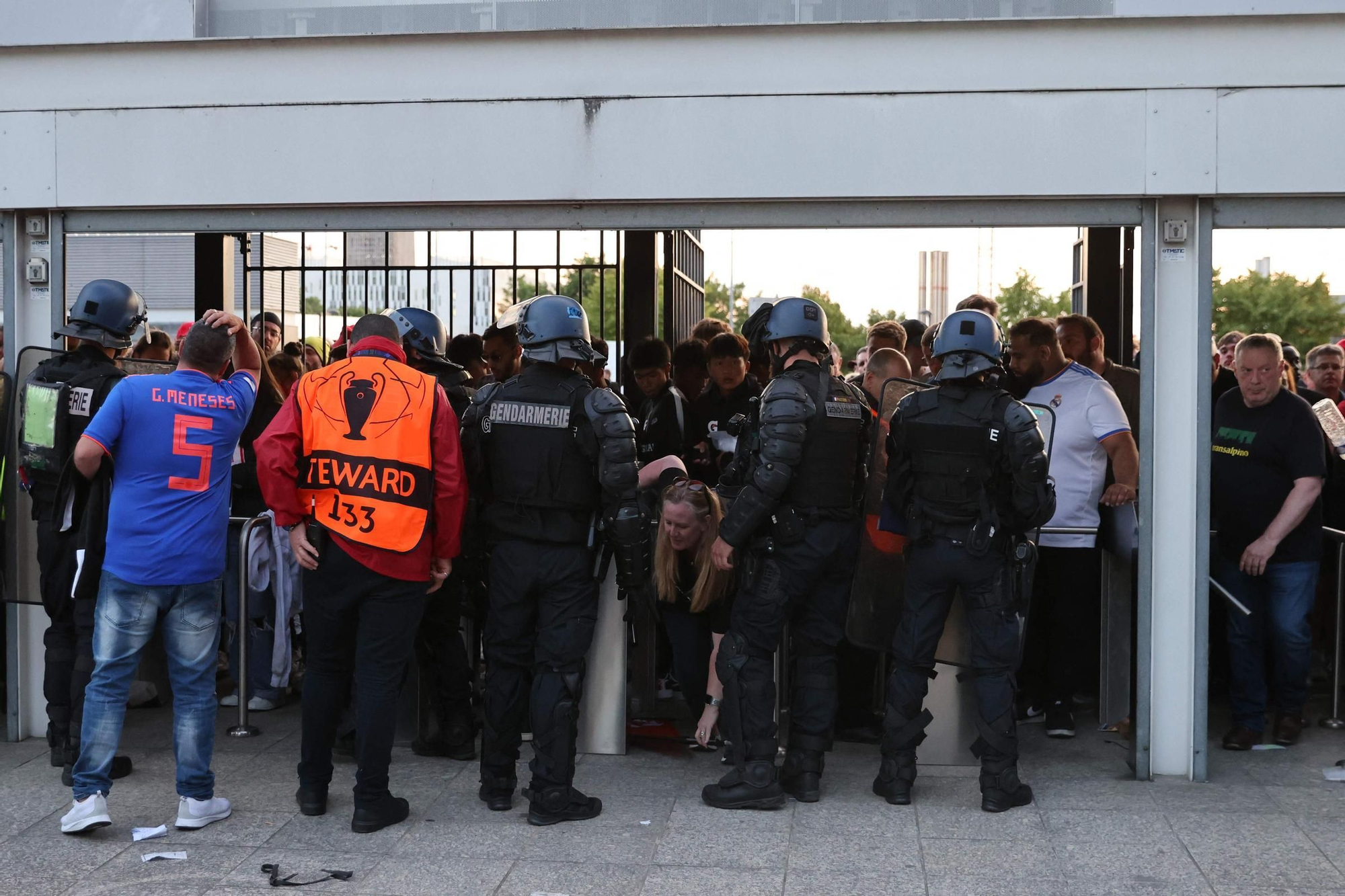 Aficionados ingleses del Liverpool, bloqueados en los tornos por la policía antes de la final de París.