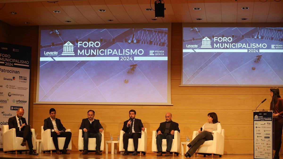 Juan Antonio García, Fernando Cortés, Jorge Blanco, Emilio Belencoso, Juanjo Mayans y Susana Navarro durante el debate.
