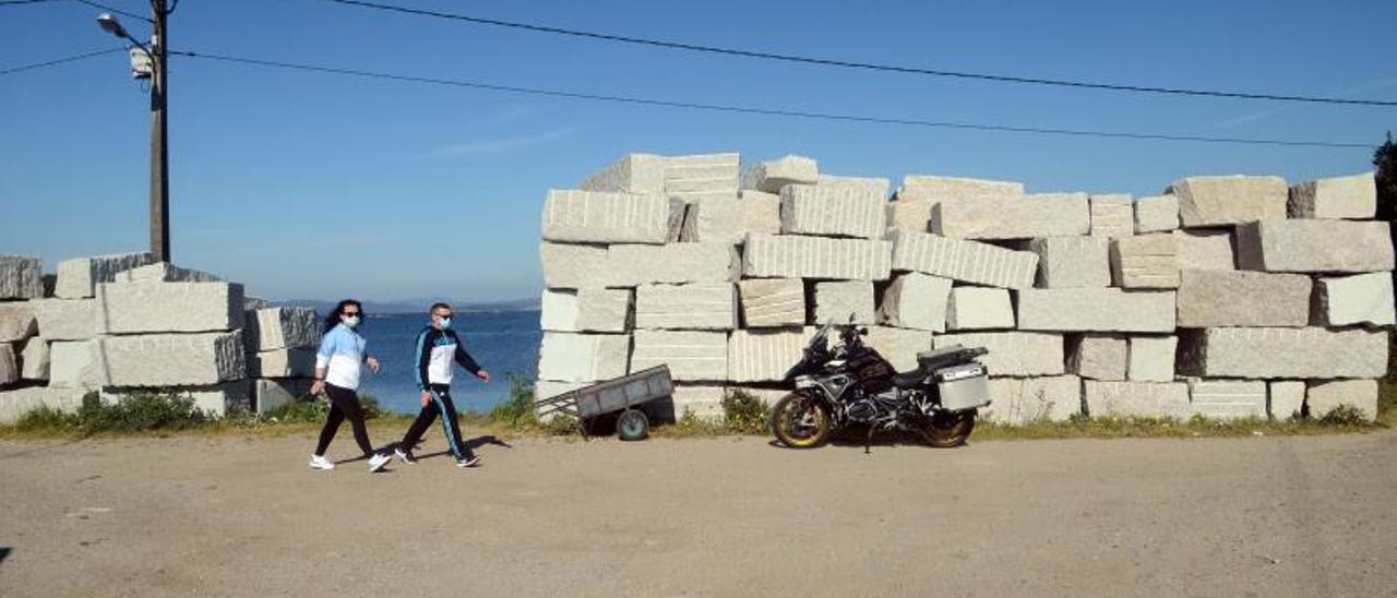 Piedra acumulada en A Sapeira para construir un muro de contención contra las mareas.