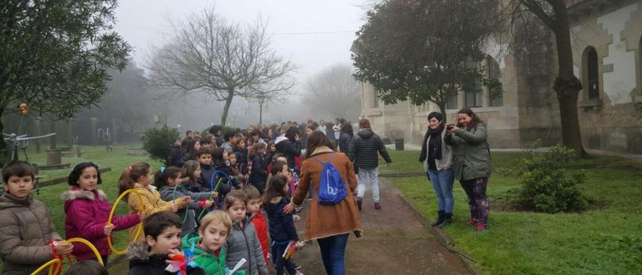 Imaxes da celebración do día escolar da Paz de alumnos dos nove centros educativos do concello de A Guarda no exterior do Centro Cultural Guardés.