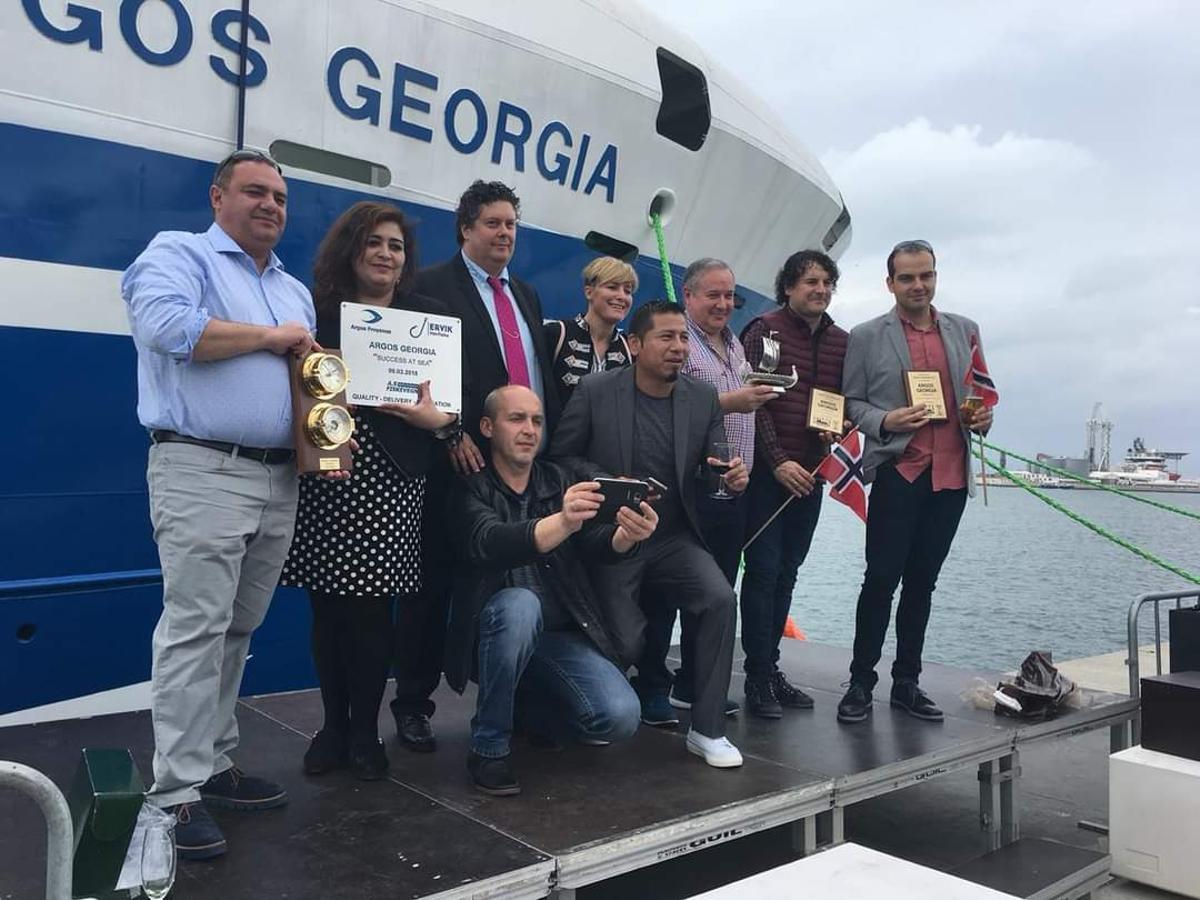 José Saborido Rey, izquierda, de Ribeira, capitán del buque Argos Georgia, hundido en Malvinas, y Ramón García Reiriz, derecha, de Ribeira, jefe de máquinas del barco, con otros tripulantes y representantes de la armadora, en la entrega del barco.