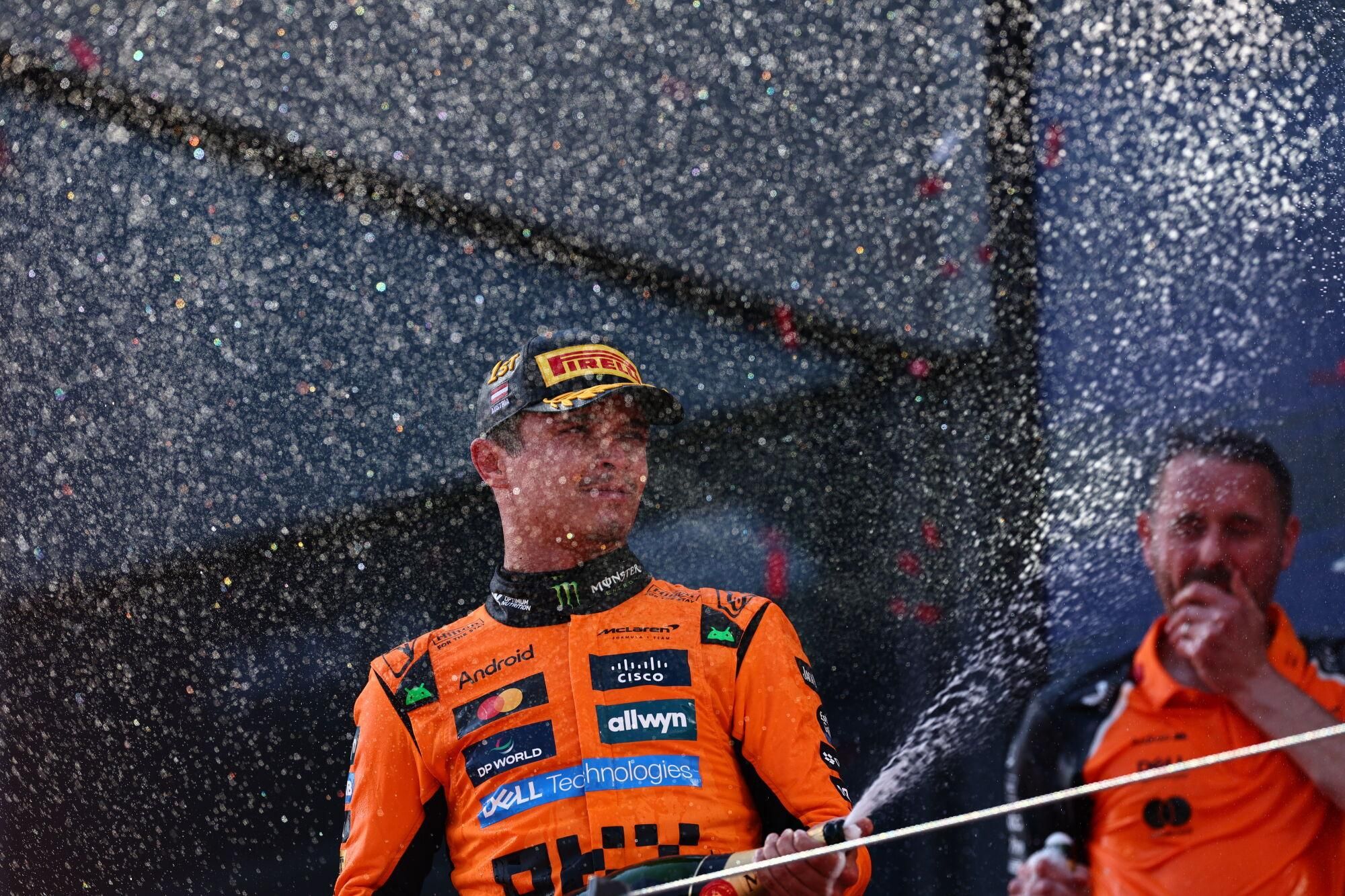 SPIELBERG (Austria), 29/06/2025.- First-placed McLaren driver Lando Norris of Britain sprays champagne on the podium after the Formula 1 Austrian Grand Prix at the Red Bull Ring racetrack in Spielberg, Austria, 29 June 2025. (Fórmula Uno, Reino Unido) EFE/EPA/ANNA SZILAGYI
