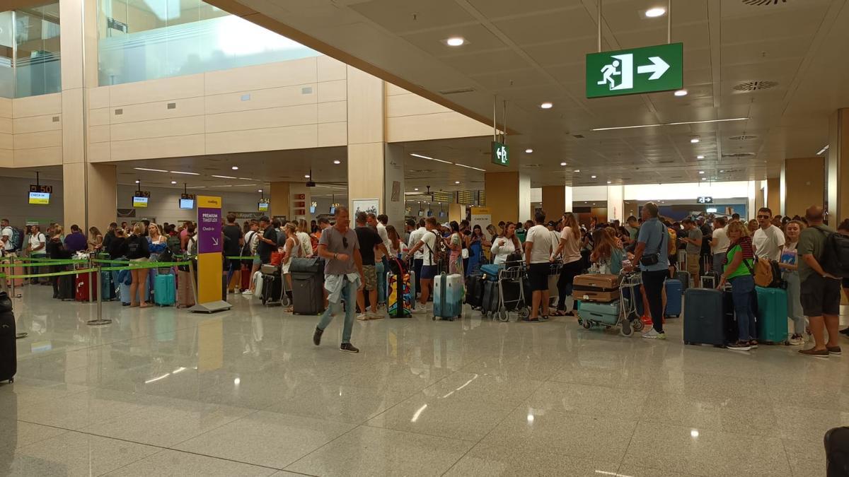 La situación ha generado largas colas en la zona de facturación de la terminal ibicenca.