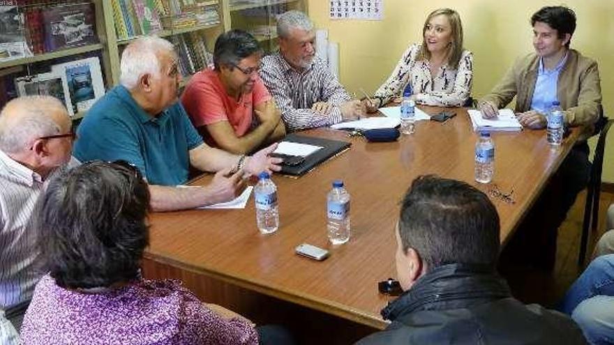 Muñoz y Gago, ayer, reunidos con vecinos de Teis y Chapela. // FdV