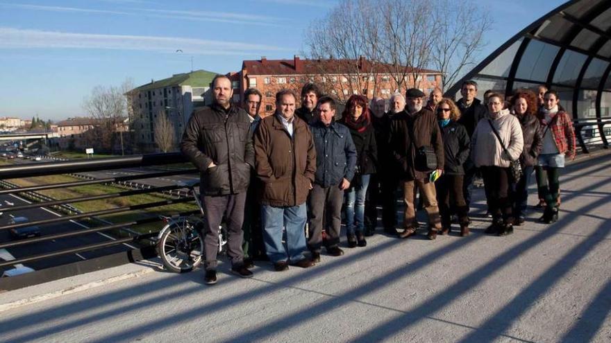 Los miembros de &quot;Imagina un bulevar&quot;, ayer, en la pasarela sobre la autopista.