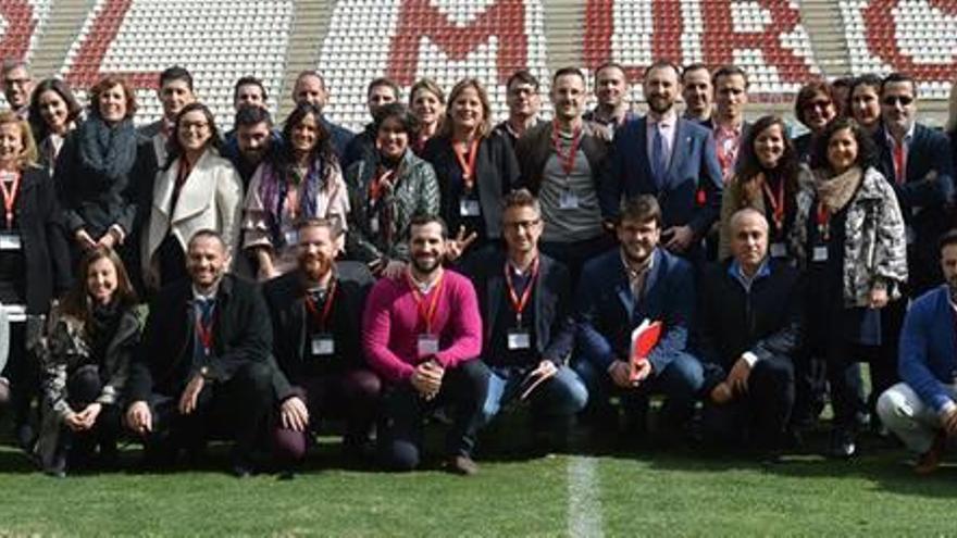 Los participantes en el encuentro organizado por la Asociación de Jóvenes Empresarios han visitado el estadio Nueva Condomina.