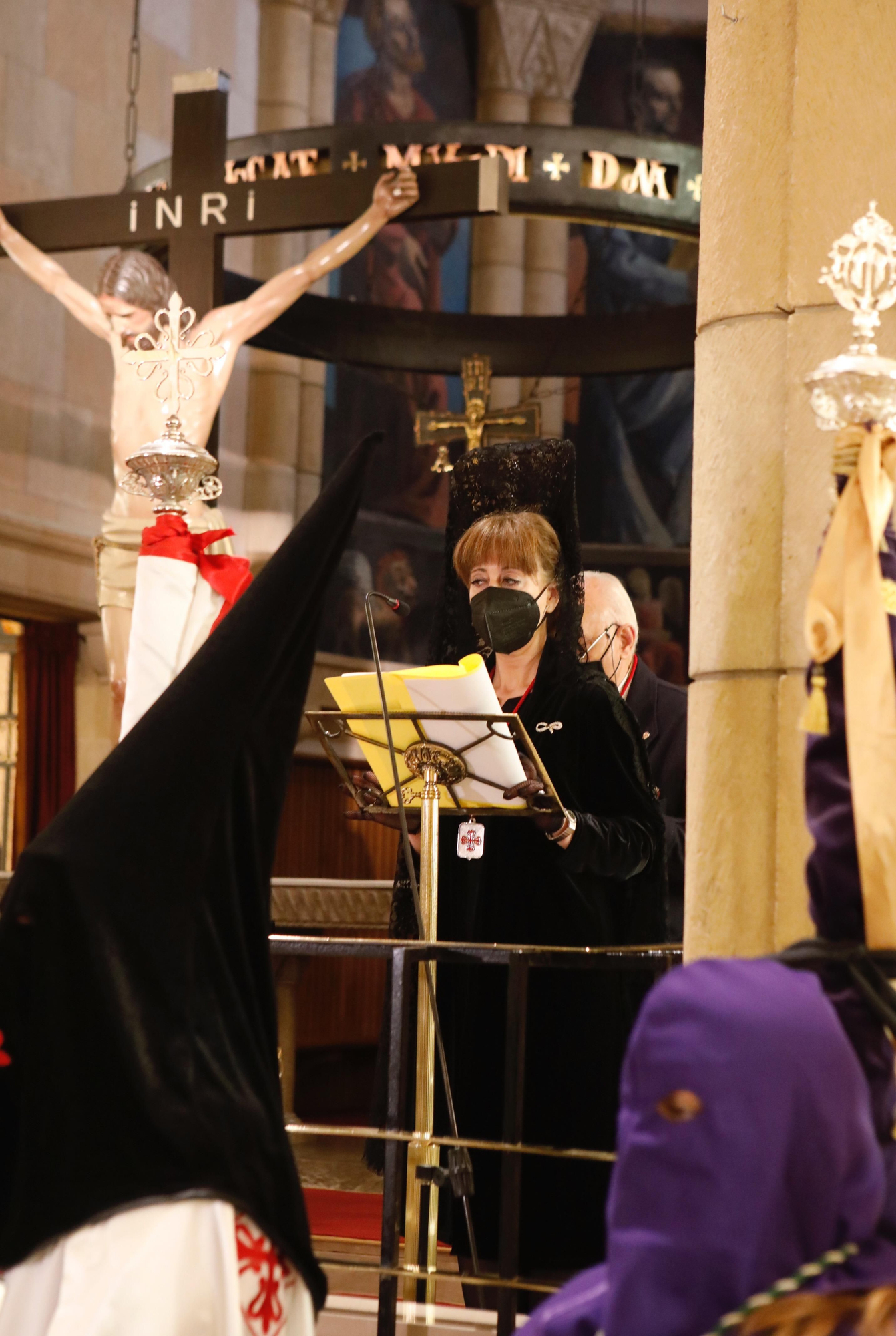 Celebración del Vía Crucis en la iglesia de San Pedro en Viernes Santo