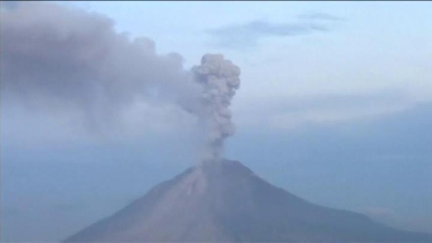 Más de 120.000 desalojados por la erupción del volcán Agung en Bali