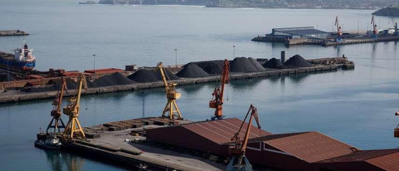 En el centro de la imagen, carbón apilado en el Muelle Olano.