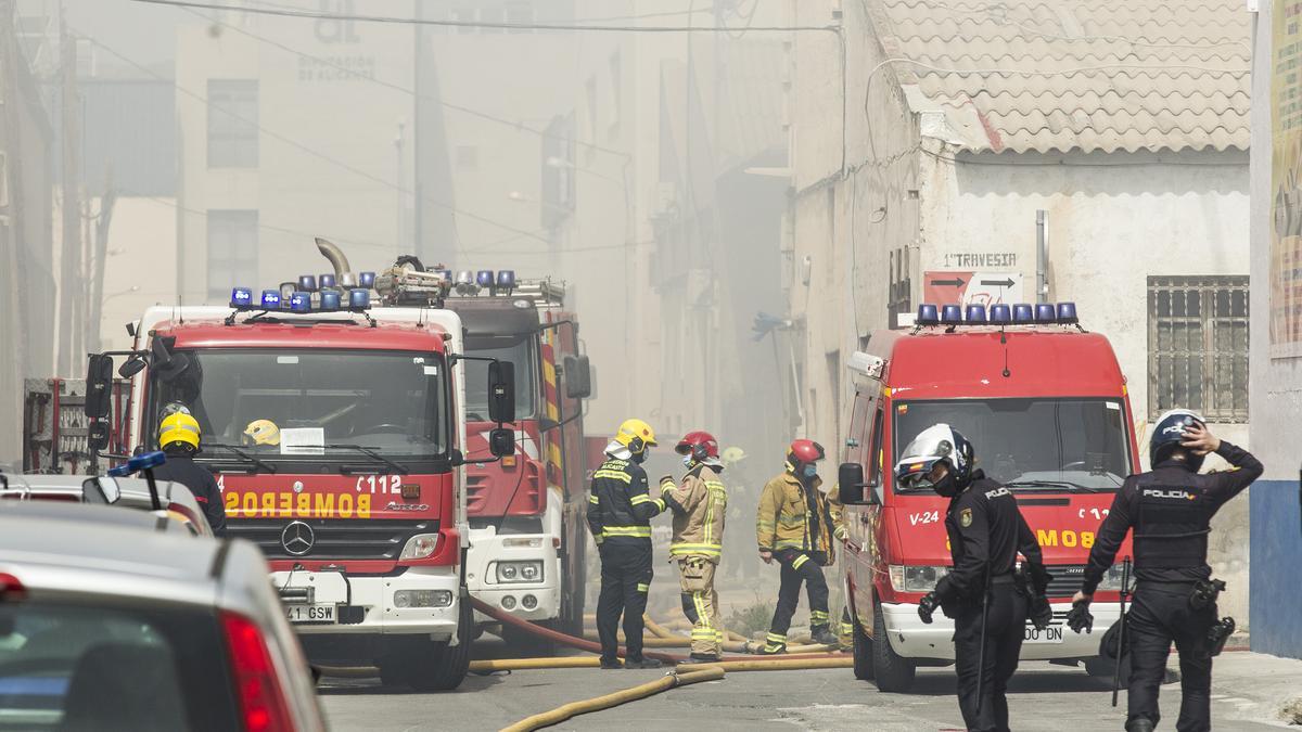 Dos intoxicados en el incendio de un almacén en Alicante