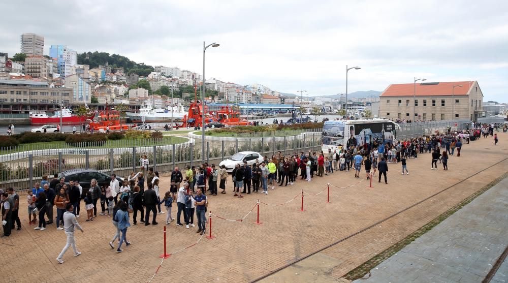 Cientos de personas han subido a bordo del portaeronaves más grande de la Armada española