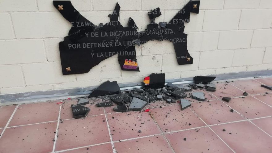 Revientan con una maza la placa antifranquista del cementerio de Zamora