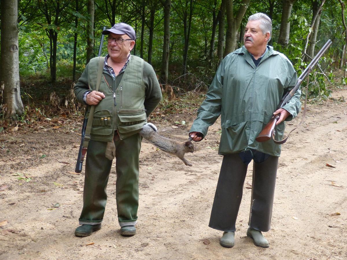 Dos tiradores muestran un conejo abatido ayer.