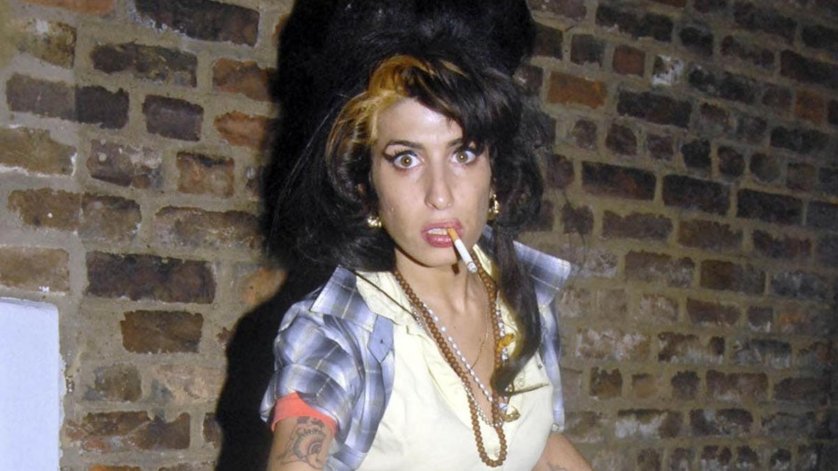 Amy Winehouse, lejos de su marido en su primer aniversario de boda