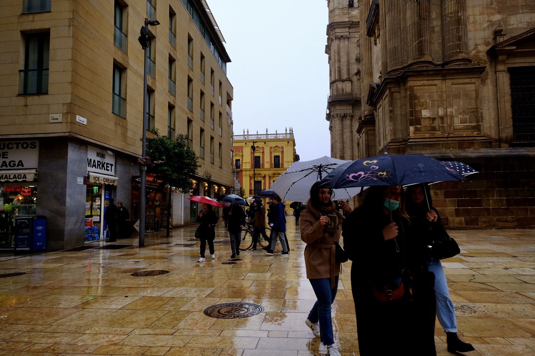 El barro cubre las calles y edificios de Málaga