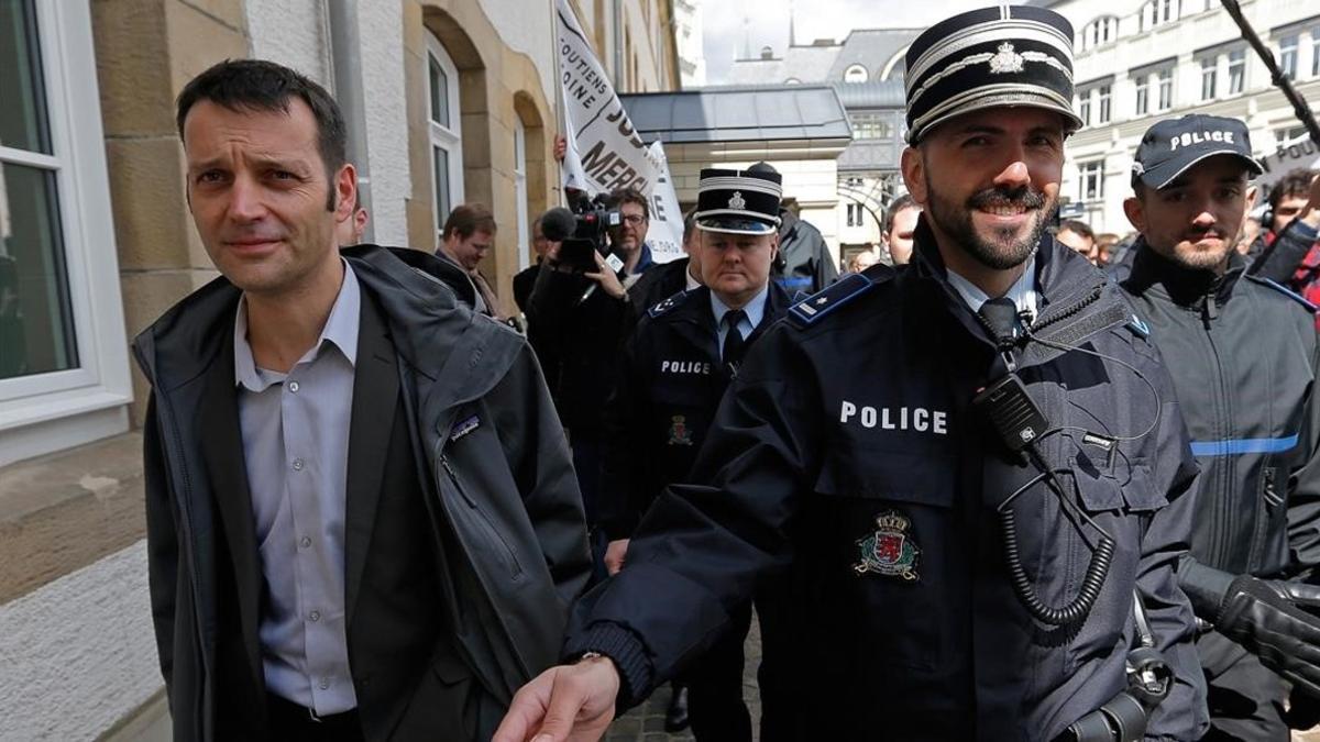 Edouard Perrin (izquierda), escoltado por la policía tras la primera jornada del juicio sobre el 'caso LuxLeaks', en Luxemburgo, este martes.