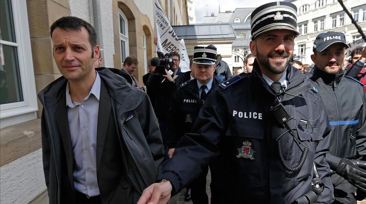 Edouard Perrin (izquierda), escoltado por la policía tras la primera jornada del juicio sobre el 'caso LuxLeaks', en Luxemburgo, este martes.